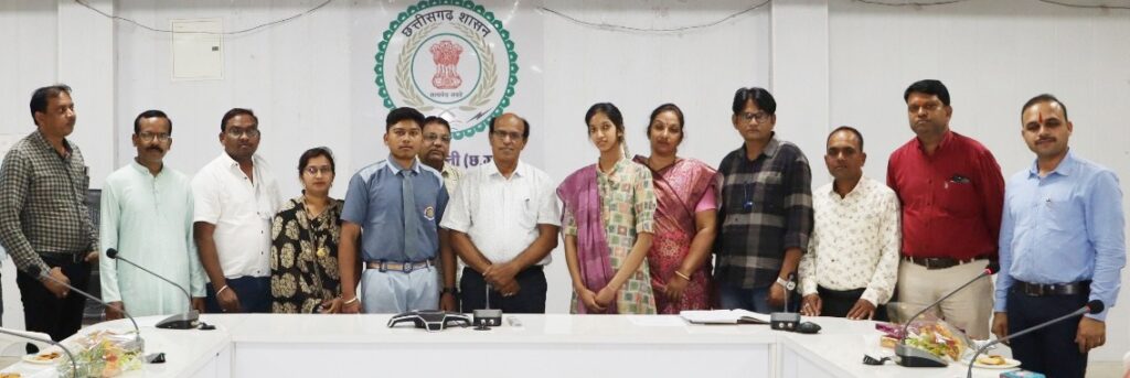 शैक्षणिक प्रतिभा का हुआ सम्मान- शक्ति कलेक्टर के हाथों सम्मानित हुए जिले के मेरिट सूची के टॉपर विद्यार्थी,कलेक्टर टोपनो ने अपने कार्यालय में बुलाकर किया सम्मान, जिला शिक्षा अधिकारी एवं सहायक जिला सांख्यिकी अधिकारी भी रहे मौजूद, स्कूल संचालक योगेश साहू एवं हेमंत पटेल ने भी दी बच्चों को बधाई शैक्षणिक प्रतिभा का हुआ सम्मान- शक्ति कलेक्टर के हाथों सम्मानित हुए जिले के मेरिट सूची के टॉपर विद्यार्थी,कलेक्टर टोपनो ने अपने कार्यालय में बुलाकर किया सम्मान, जिला शिक्षा अधिकारी एवं सहायक जिला सांख्यिकी अधिकारी भी रहे मौजूद, स्कूल संचालक योगेश साहू एवं हेमंत पटेल ने भी दी बच्चों को बधाई kshititech