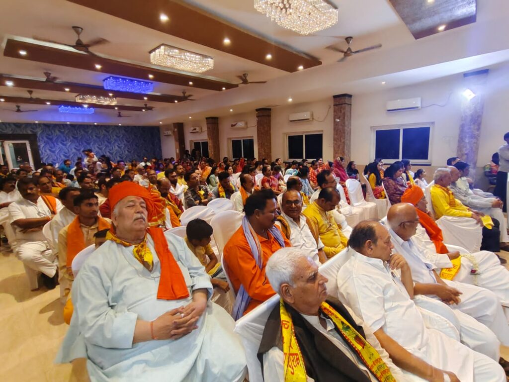 शक्ति जिले के सर्व ब्राह्मण समाज ने भगवान परशुराम जयंती का किया आयोजन,हटरी धर्मशाला के सभागार में अतिथियों की मौजूदगी में हुआ सम्मान समारोह तथा निकली भव्य शोभा यात्रा, शोभा यात्रा का शहर में हुआ जगह-जगह स्वागत, समाज बंधुओ ने जन्मोत्सव कार्यक्रम में दिया एकजूटता का परिचय शक्ति जिले के सर्व ब्राह्मण समाज ने भगवान परशुराम जयंती का किया आयोजन,हटरी धर्मशाला के सभागार में अतिथियों की मौजूदगी में हुआ सम्मान समारोह तथा निकली भव्य शोभा यात्रा, शोभा यात्रा का शहर में हुआ जगह-जगह स्वागत, समाज बंधुओ ने जन्मोत्सव कार्यक्रम में दिया एकजूटता का परिचय kshititech