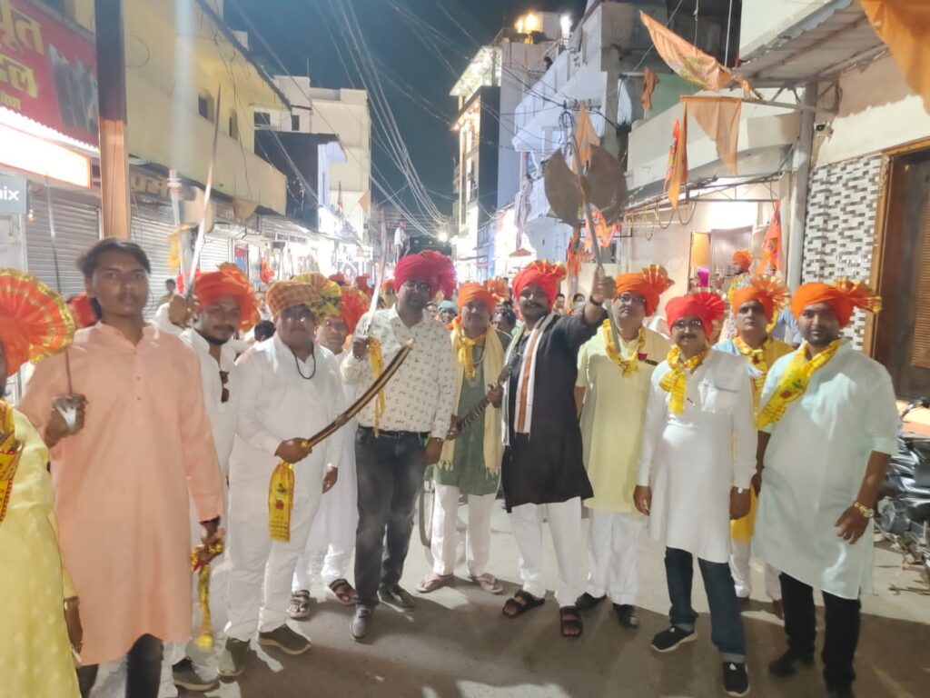 शक्ति जिले के सर्व ब्राह्मण समाज ने भगवान परशुराम जयंती का किया आयोजन,हटरी धर्मशाला के सभागार में अतिथियों की मौजूदगी में हुआ सम्मान समारोह तथा निकली भव्य शोभा यात्रा, शोभा यात्रा का शहर में हुआ जगह-जगह स्वागत, समाज बंधुओ ने जन्मोत्सव कार्यक्रम में दिया एकजूटता का परिचय शक्ति जिले के सर्व ब्राह्मण समाज ने भगवान परशुराम जयंती का किया आयोजन,हटरी धर्मशाला के सभागार में अतिथियों की मौजूदगी में हुआ सम्मान समारोह तथा निकली भव्य शोभा यात्रा, शोभा यात्रा का शहर में हुआ जगह-जगह स्वागत, समाज बंधुओ ने जन्मोत्सव कार्यक्रम में दिया एकजूटता का परिचय kshititech