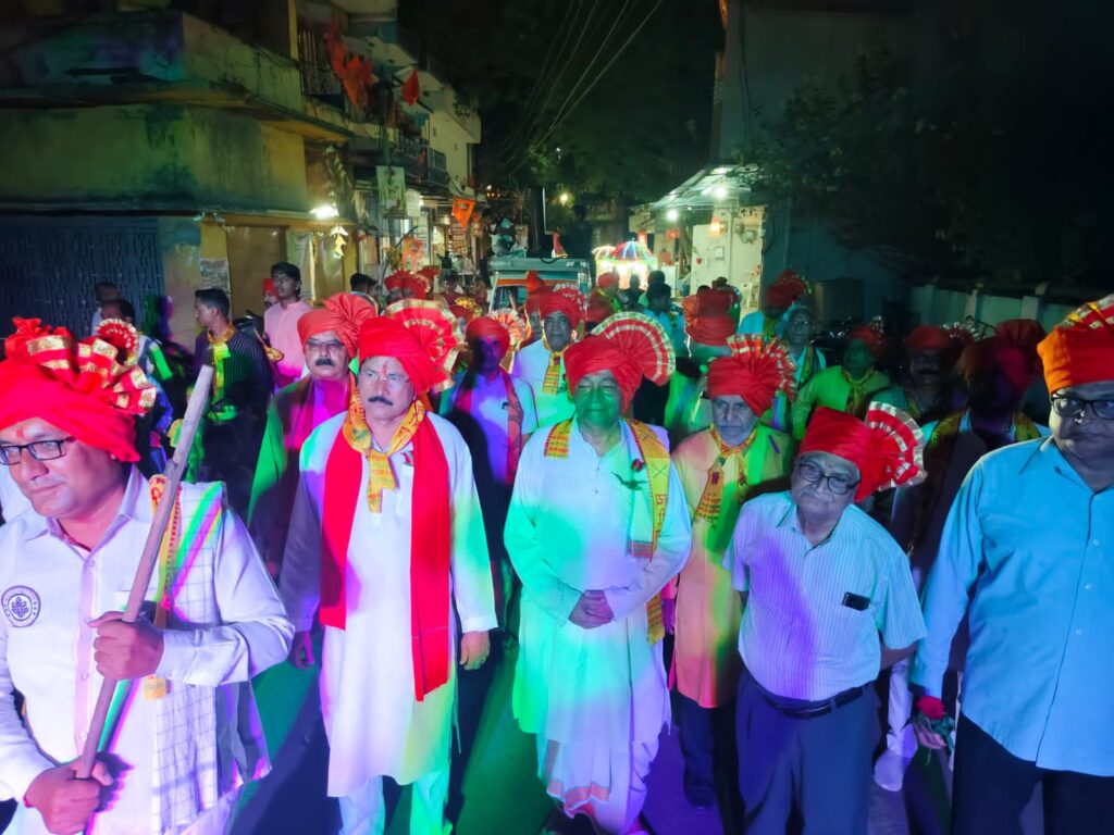 शक्ति जिले के सर्व ब्राह्मण समाज ने भगवान परशुराम जयंती का किया आयोजन,हटरी धर्मशाला के सभागार में अतिथियों की मौजूदगी में हुआ सम्मान समारोह तथा निकली भव्य शोभा यात्रा, शोभा यात्रा का शहर में हुआ जगह-जगह स्वागत, समाज बंधुओ ने जन्मोत्सव कार्यक्रम में दिया एकजूटता का परिचय शक्ति जिले के सर्व ब्राह्मण समाज ने भगवान परशुराम जयंती का किया आयोजन,हटरी धर्मशाला के सभागार में अतिथियों की मौजूदगी में हुआ सम्मान समारोह तथा निकली भव्य शोभा यात्रा, शोभा यात्रा का शहर में हुआ जगह-जगह स्वागत, समाज बंधुओ ने जन्मोत्सव कार्यक्रम में दिया एकजूटता का परिचय kshititech