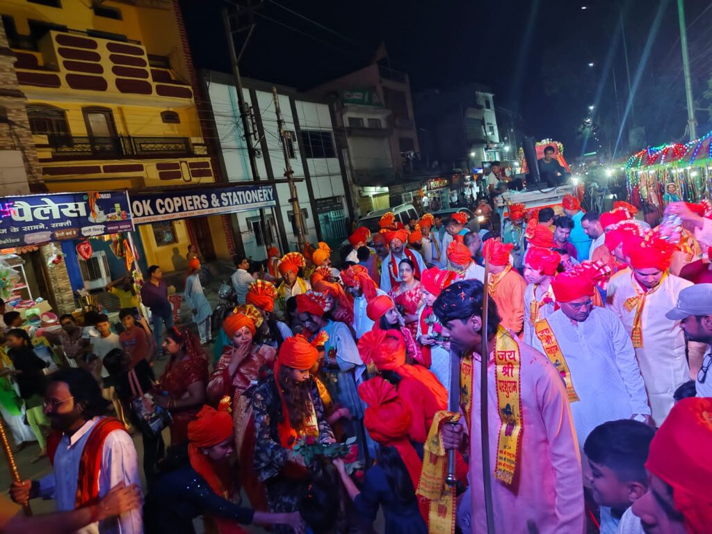 शक्ति जिले के सर्व ब्राह्मण समाज ने भगवान परशुराम जयंती का किया आयोजन,हटरी धर्मशाला के सभागार में अतिथियों की मौजूदगी में हुआ सम्मान समारोह तथा निकली भव्य शोभा यात्रा, शोभा यात्रा का शहर में हुआ जगह-जगह स्वागत, समाज बंधुओ ने जन्मोत्सव कार्यक्रम में दिया एकजूटता का परिचय शक्ति जिले के सर्व ब्राह्मण समाज ने भगवान परशुराम जयंती का किया आयोजन,हटरी धर्मशाला के सभागार में अतिथियों की मौजूदगी में हुआ सम्मान समारोह तथा निकली भव्य शोभा यात्रा, शोभा यात्रा का शहर में हुआ जगह-जगह स्वागत, समाज बंधुओ ने जन्मोत्सव कार्यक्रम में दिया एकजूटता का परिचय kshititech