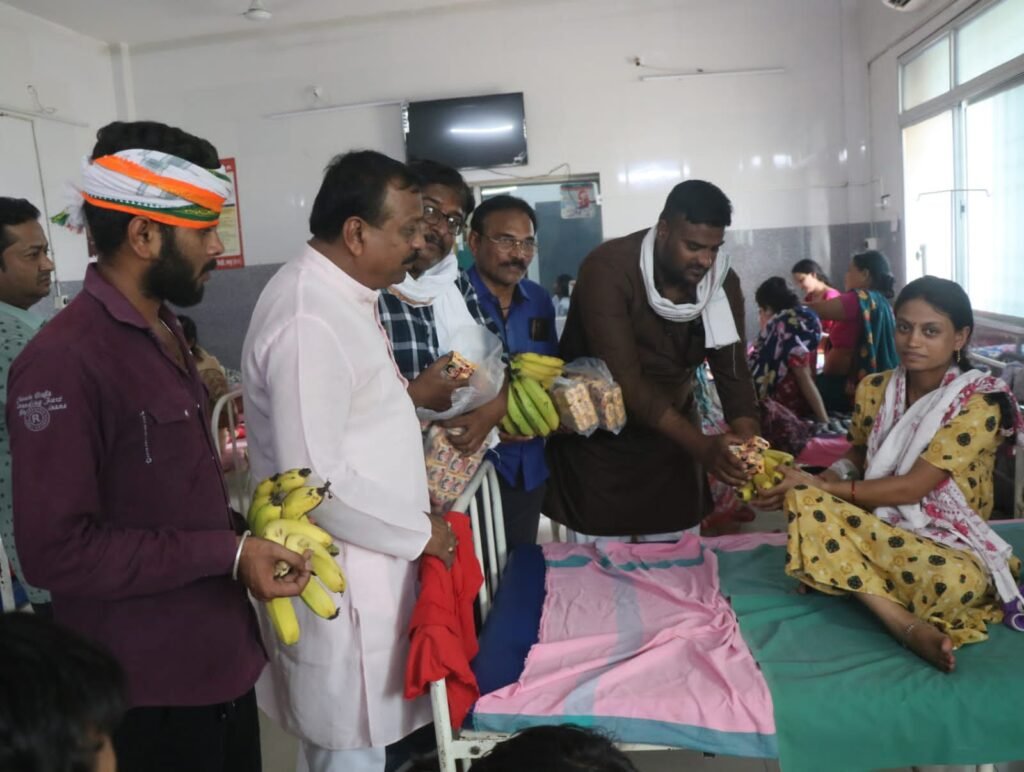 पुण्यतिथि पर याद किए गए पूर्व प्रधानमंत्री- राजीव जी की पुण्यतिथि पर रायपुर के कालीबाड़ी अस्पताल में कांग्रेस कार्यकर्ताओं ने किया मरीजों को फल एवं बिस्किट का वितरण, प्रदेश कांग्रेस महामंत्री कन्हैया अग्रवाल भी रहे मौजूद, कन्हैया ने कहा- आधुनिक भारत के स्वप्नदृष्टा थे राजीव जी kshititech