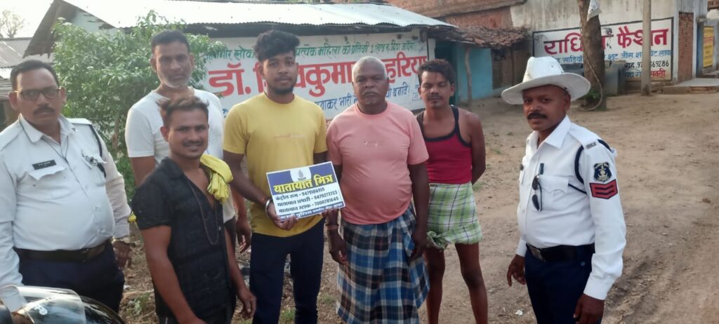 नशे के खिलाफ शक्ति ट्रैफिक पुलिस का बड़ा एक्शन- शराब पीकर चला रहा था हाईवा, जिला यातायात विभाग ने किया 10000 /-रुपये का जुर्माना, ट्रैफिक इंचार्ज महतो ने कहा- नहीं बक्शे जायेंगे शराब पीकर वाहन चलाने वाले चालक,शक्ति एसपी अंकिता के निर्देशन में जिला यातायात विभाग सक्रिय, दुर्घटनाओं को लेकर जगह-जगह ट्रैफिक पुलिस चला रही जागरूकता अभियान, ग्रामीणों की रकम को तीन गुना कर ठगी करने वाला चढ़ा पुलिस के हत्थे नशे के खिलाफ शक्ति ट्रैफिक पुलिस का बड़ा एक्शन- शराब पीकर चला रहा था हाईवा, जिला यातायात विभाग ने किया 10000 /-रुपये का जुर्माना, ट्रैफिक इंचार्ज महतो ने कहा- नहीं बक्शे जायेंगे शराब पीकर वाहन चलाने वाले चालक,शक्ति एसपी अंकिता के निर्देशन में जिला यातायात विभाग सक्रिय, दुर्घटनाओं को लेकर जगह-जगह ट्रैफिक पुलिस चला रही जागरूकता अभियान, ग्रामीणों की रकम को तीन गुना कर ठगी करने वाला चढ़ा पुलिस के हत्थे kshititech
