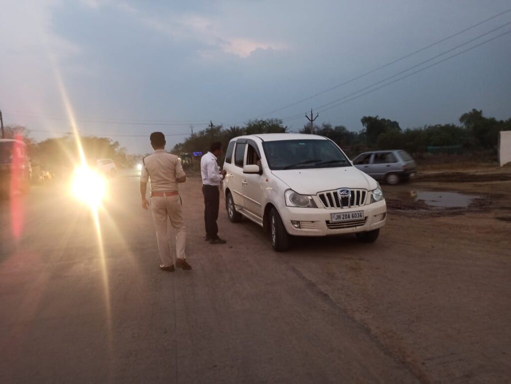 नशे के खिलाफ शक्ति ट्रैफिक पुलिस का बड़ा एक्शन- शराब पीकर चला रहा था हाईवा, जिला यातायात विभाग ने किया 10000 /-रुपये का जुर्माना, ट्रैफिक इंचार्ज महतो ने कहा- नहीं बक्शे जायेंगे शराब पीकर वाहन चलाने वाले चालक,शक्ति एसपी अंकिता के निर्देशन में जिला यातायात विभाग सक्रिय, दुर्घटनाओं को लेकर जगह-जगह ट्रैफिक पुलिस चला रही जागरूकता अभियान, ग्रामीणों की रकम को तीन गुना कर ठगी करने वाला चढ़ा पुलिस के हत्थे नशे के खिलाफ शक्ति ट्रैफिक पुलिस का बड़ा एक्शन- शराब पीकर चला रहा था हाईवा, जिला यातायात विभाग ने किया 10000 /-रुपये का जुर्माना, ट्रैफिक इंचार्ज महतो ने कहा- नहीं बक्शे जायेंगे शराब पीकर वाहन चलाने वाले चालक,शक्ति एसपी अंकिता के निर्देशन में जिला यातायात विभाग सक्रिय, दुर्घटनाओं को लेकर जगह-जगह ट्रैफिक पुलिस चला रही जागरूकता अभियान, ग्रामीणों की रकम को तीन गुना कर ठगी करने वाला चढ़ा पुलिस के हत्थे kshititech