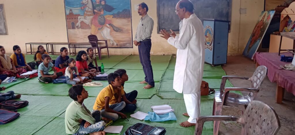 रामअवतार ने किया बच्चों को मोटिवेट-शक्ति के सरस्वती शिशु मंदिर में चल रहे निशुल्क इंग्लिश स्पोकन कार्यक्रम में पहुंचे विद्यालय के कोषाध्यक्ष रामअवतार अग्रवाल, रामअवतार ने कहा- वर्तमान समय में बच्चों को बोल-चाल में अंग्रेजी सीखने की माहती आवश्यकता रामअवतार ने किया बच्चों को मोटिवेट-शक्ति के सरस्वती शिशु मंदिर में चल रहे निशुल्क इंग्लिश स्पोकन कार्यक्रम में पहुंचे विद्यालय के कोषाध्यक्ष रामअवतार अग्रवाल, रामअवतार ने कहा- वर्तमान समय में बच्चों को बोल-चाल में अंग्रेजी सीखने की माहती आवश्यकता kshititech