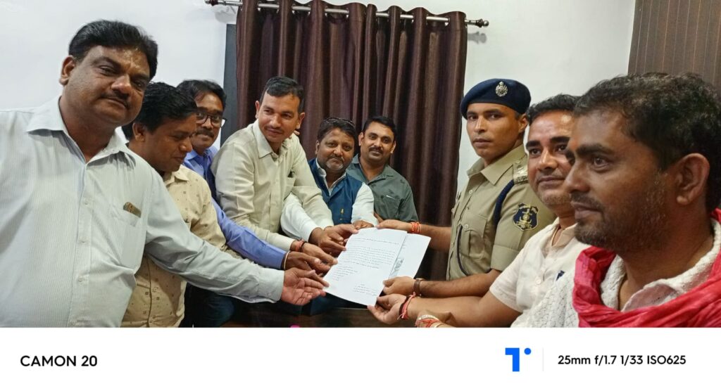 सत्ता के नशे में चूर विधायक- पत्रकारों पर आरोप लगाना भाजपा विधायक को पड़ा महंगा-विधायक के खिलाफ पत्रकार हुए लामबंद,पुलिस आईजी,एसपी से हुई शिकायत, मामला सोशल मीडिया पर फेसबुक अकाउंट से हुई टिप्पणी का, भाजपा विधायक के खिलाफ मुख्यमंत्री, बीजेपी अध्यक्ष एवं संगठन मंत्री से भी हुई शिकायत सत्ता के नशे में चूर विधायक- पत्रकारों पर आरोप लगाना भाजपा विधायक को पड़ा महंगा-विधायक के खिलाफ पत्रकार हुए लामबंद,पुलिस आईजी,एसपी से हुई शिकायत, मामला सोशल मीडिया पर फेसबुक अकाउंट से हुई टिप्पणी का, भाजपा विधायक के खिलाफ मुख्यमंत्री, बीजेपी अध्यक्ष एवं संगठन मंत्री से भी हुई शिकायत kshititech