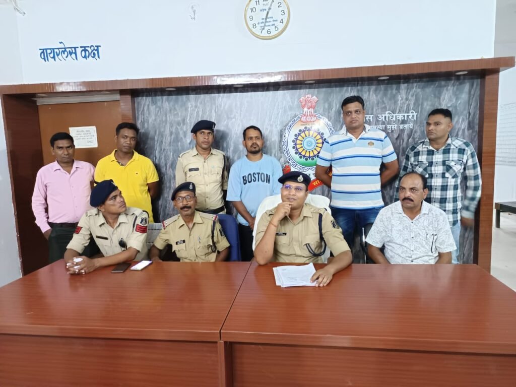 5 लाख की करी ठगी, 50 लोगों से कर चुका था ठगी, शक्ति पुलिस की सक्रियता से शातिर ठग चढ़ा पुलिस के हत्थे,शहर में आफिस खोलकर लोगों को शेयर मार्केट एवं अन्य लालच देकर लगा रहा था चुना, SP अंकिता के निर्देशन में एसडीओ पुलिस मनीष कुंवर एवं शक्ति थाना टीआई विवेक शर्मा की सजगता, अवैध शराब के आरोपी हुए गिरफ्तार 5 लाख की करी ठगी, 50 लोगों से कर चुका था ठगी, शक्ति पुलिस की सक्रियता से शातिर ठग चढ़ा पुलिस के हत्थे,शहर में आफिस खोलकर लोगों को शेयर मार्केट एवं अन्य लालच देकर लगा रहा था चुना, SP अंकिता के निर्देशन में एसडीओ पुलिस मनीष कुंवर एवं शक्ति थाना टीआई विवेक शर्मा की सजगता, अवैध शराब के आरोपी हुए गिरफ्तार kshititech