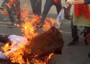 आरक्षण पर तकरार-शक्ति के भाजपाइयों ने फूंका बंगाल की सीएम ममता बनर्जी का पुतला, मामला ममता बनर्जी द्वारा न्यायालय के आदेश की अवमानना का, भाजपा ने कहा-तानाशाही मुख्यमंत्री है ममता बनर्जी, भाजपाइयों ने कहा- न्यायालय से ऊपर हो गई है ममता बनर्जी, आंदोलनकारीयो को नहीं रोक पाई पुलिस आरक्षण पर तकरार-शक्ति के भाजपाइयों ने फूंका बंगाल की सीएम ममता बनर्जी का पुतला, मामला ममता बनर्जी द्वारा न्यायालय के आदेश की अवमानना का, भाजपा ने कहा-तानाशाही मुख्यमंत्री है ममता बनर्जी, भाजपाइयों ने कहा- न्यायालय से ऊपर हो गई है ममता बनर्जी, आंदोलनकारीयो को नहीं रोक पाई पुलिस kshititech