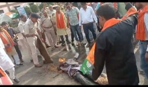आरक्षण पर तकरार-शक्ति के भाजपाइयों ने फूंका बंगाल की सीएम ममता बनर्जी का पुतला, मामला ममता बनर्जी द्वारा न्यायालय के आदेश की अवमानना का, भाजपा ने कहा-तानाशाही मुख्यमंत्री है ममता बनर्जी, भाजपाइयों ने कहा- न्यायालय से ऊपर हो गई है ममता बनर्जी, आंदोलनकारीयो को नहीं रोक पाई पुलिस आरक्षण पर तकरार-शक्ति के भाजपाइयों ने फूंका बंगाल की सीएम ममता बनर्जी का पुतला, मामला ममता बनर्जी द्वारा न्यायालय के आदेश की अवमानना का, भाजपा ने कहा-तानाशाही मुख्यमंत्री है ममता बनर्जी, भाजपाइयों ने कहा- न्यायालय से ऊपर हो गई है ममता बनर्जी, आंदोलनकारीयो को नहीं रोक पाई पुलिस kshititech