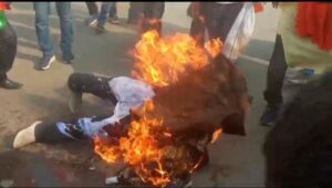 आरक्षण पर तकरार-शक्ति के भाजपाइयों ने फूंका बंगाल की सीएम ममता बनर्जी का पुतला, मामला ममता बनर्जी द्वारा न्यायालय के आदेश की अवमानना का, भाजपा ने कहा-तानाशाही मुख्यमंत्री है ममता बनर्जी, भाजपाइयों ने कहा- न्यायालय से ऊपर हो गई है ममता बनर्जी, आंदोलनकारीयो को नहीं रोक पाई पुलिस आरक्षण पर तकरार-शक्ति के भाजपाइयों ने फूंका बंगाल की सीएम ममता बनर्जी का पुतला, मामला ममता बनर्जी द्वारा न्यायालय के आदेश की अवमानना का, भाजपा ने कहा-तानाशाही मुख्यमंत्री है ममता बनर्जी, भाजपाइयों ने कहा- न्यायालय से ऊपर हो गई है ममता बनर्जी, आंदोलनकारीयो को नहीं रोक पाई पुलिस kshititech