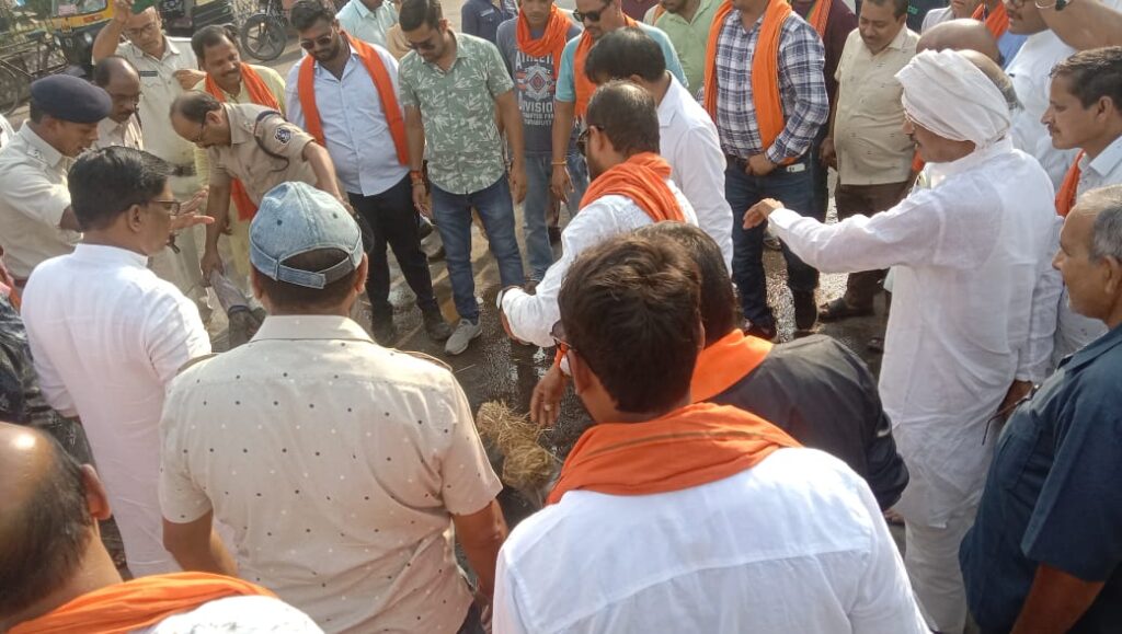 आरक्षण पर तकरार-शक्ति के भाजपाइयों ने फूंका बंगाल की सीएम ममता बनर्जी का पुतला, मामला ममता बनर्जी द्वारा न्यायालय के आदेश की अवमानना का, भाजपा ने कहा-तानाशाही मुख्यमंत्री है ममता बनर्जी, भाजपाइयों ने कहा- न्यायालय से ऊपर हो गई है ममता बनर्जी, आंदोलनकारीयो को नहीं रोक पाई पुलिस आरक्षण पर तकरार-शक्ति के भाजपाइयों ने फूंका बंगाल की सीएम ममता बनर्जी का पुतला, मामला ममता बनर्जी द्वारा न्यायालय के आदेश की अवमानना का, भाजपा ने कहा-तानाशाही मुख्यमंत्री है ममता बनर्जी, भाजपाइयों ने कहा- न्यायालय से ऊपर हो गई है ममता बनर्जी, आंदोलनकारीयो को नहीं रोक पाई पुलिस kshititech