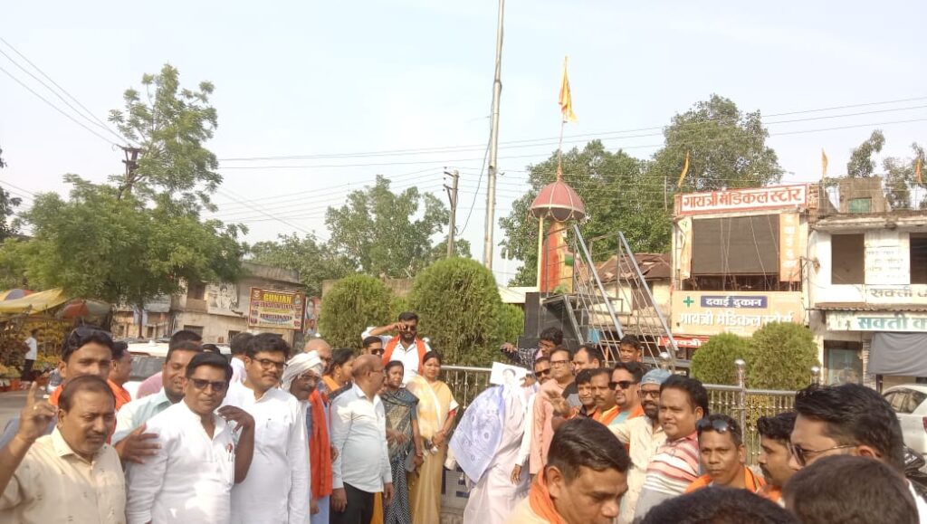 आरक्षण पर तकरार-शक्ति के भाजपाइयों ने फूंका बंगाल की सीएम ममता बनर्जी का पुतला, मामला ममता बनर्जी द्वारा न्यायालय के आदेश की अवमानना का, भाजपा ने कहा-तानाशाही मुख्यमंत्री है ममता बनर्जी, भाजपाइयों ने कहा- न्यायालय से ऊपर हो गई है ममता बनर्जी, आंदोलनकारीयो को नहीं रोक पाई पुलिस आरक्षण पर तकरार-शक्ति के भाजपाइयों ने फूंका बंगाल की सीएम ममता बनर्जी का पुतला, मामला ममता बनर्जी द्वारा न्यायालय के आदेश की अवमानना का, भाजपा ने कहा-तानाशाही मुख्यमंत्री है ममता बनर्जी, भाजपाइयों ने कहा- न्यायालय से ऊपर हो गई है ममता बनर्जी, आंदोलनकारीयो को नहीं रोक पाई पुलिस kshititech