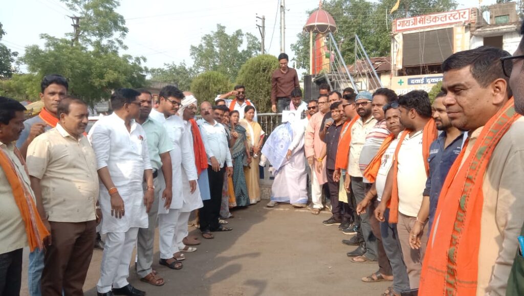 आरक्षण पर तकरार-शक्ति के भाजपाइयों ने फूंका बंगाल की सीएम ममता बनर्जी का पुतला, मामला ममता बनर्जी द्वारा न्यायालय के आदेश की अवमानना का, भाजपा ने कहा-तानाशाही मुख्यमंत्री है ममता बनर्जी, भाजपाइयों ने कहा- न्यायालय से ऊपर हो गई है ममता बनर्जी, आंदोलनकारीयो को नहीं रोक पाई पुलिस आरक्षण पर तकरार-शक्ति के भाजपाइयों ने फूंका बंगाल की सीएम ममता बनर्जी का पुतला, मामला ममता बनर्जी द्वारा न्यायालय के आदेश की अवमानना का, भाजपा ने कहा-तानाशाही मुख्यमंत्री है ममता बनर्जी, भाजपाइयों ने कहा- न्यायालय से ऊपर हो गई है ममता बनर्जी, आंदोलनकारीयो को नहीं रोक पाई पुलिस kshititech