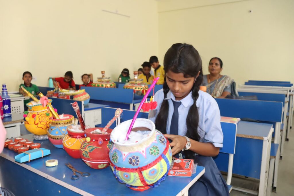 स्कूली बच्चों की प्रतिभाओं को देखकर प्रशंसा की कलेक्टर ने-जिला शिक्षा विभाग शक्ति द्वारा ग्रीष्मकालीन समर कैंप का हुआ आयोजन,कलेक्टर टोपनो ने पहुंचकर बच्चों को किया उत्साह वर्धन,टोपनो ने कहा- ऐसे समर कैंपो से बच्चों की प्रतिभाओं को मिलेगा मंच, जिले में बच्चों की विभिन्न गतिविधियों में शिक्षा विभाग कर रहा सराहनीय प्रयास स्कूली बच्चों की प्रतिभाओं को देखकर प्रशंसा की कलेक्टर ने-जिला शिक्षा विभाग शक्ति द्वारा ग्रीष्मकालीन समर कैंप का हुआ आयोजन,कलेक्टर टोपनो ने पहुंचकर बच्चों को किया उत्साह वर्धन,टोपनो ने कहा- ऐसे समर कैंपो से बच्चों की प्रतिभाओं को मिलेगा मंच, जिले में बच्चों की विभिन्न गतिविधियों में शिक्षा विभाग कर रहा सराहनीय प्रयास kshititech