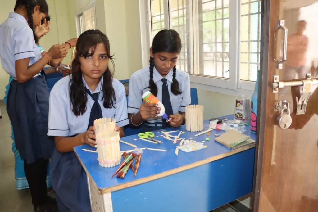 स्कूली बच्चों की प्रतिभाओं को देखकर प्रशंसा की कलेक्टर ने-जिला शिक्षा विभाग शक्ति द्वारा ग्रीष्मकालीन समर कैंप का हुआ आयोजन,कलेक्टर टोपनो ने पहुंचकर बच्चों को किया उत्साह वर्धन,टोपनो ने कहा- ऐसे समर कैंपो से बच्चों की प्रतिभाओं को मिलेगा मंच, जिले में बच्चों की विभिन्न गतिविधियों में शिक्षा विभाग कर रहा सराहनीय प्रयास स्कूली बच्चों की प्रतिभाओं को देखकर प्रशंसा की कलेक्टर ने-जिला शिक्षा विभाग शक्ति द्वारा ग्रीष्मकालीन समर कैंप का हुआ आयोजन,कलेक्टर टोपनो ने पहुंचकर बच्चों को किया उत्साह वर्धन,टोपनो ने कहा- ऐसे समर कैंपो से बच्चों की प्रतिभाओं को मिलेगा मंच, जिले में बच्चों की विभिन्न गतिविधियों में शिक्षा विभाग कर रहा सराहनीय प्रयास kshititech