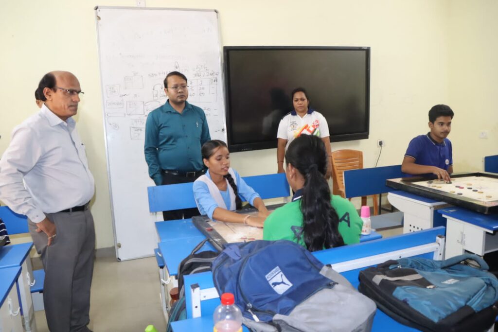 स्कूली बच्चों की प्रतिभाओं को देखकर प्रशंसा की कलेक्टर ने-जिला शिक्षा विभाग शक्ति द्वारा ग्रीष्मकालीन समर कैंप का हुआ आयोजन,कलेक्टर टोपनो ने पहुंचकर बच्चों को किया उत्साह वर्धन,टोपनो ने कहा- ऐसे समर कैंपो से बच्चों की प्रतिभाओं को मिलेगा मंच, जिले में बच्चों की विभिन्न गतिविधियों में शिक्षा विभाग कर रहा सराहनीय प्रयास स्कूली बच्चों की प्रतिभाओं को देखकर प्रशंसा की कलेक्टर ने-जिला शिक्षा विभाग शक्ति द्वारा ग्रीष्मकालीन समर कैंप का हुआ आयोजन,कलेक्टर टोपनो ने पहुंचकर बच्चों को किया उत्साह वर्धन,टोपनो ने कहा- ऐसे समर कैंपो से बच्चों की प्रतिभाओं को मिलेगा मंच, जिले में बच्चों की विभिन्न गतिविधियों में शिक्षा विभाग कर रहा सराहनीय प्रयास kshititech