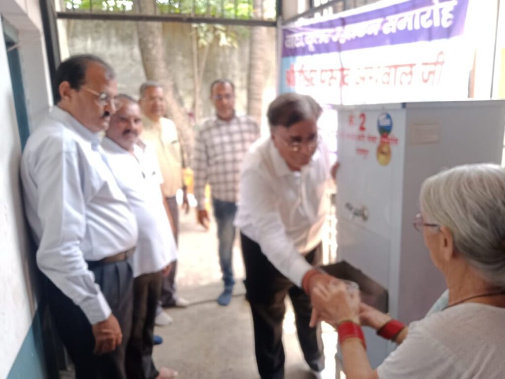 ठंडे पानी की सेवा का बड़ा कार्य- मां बमलेश्वरी सेवा समिति द्वारा दो स्थानों पर लगाया गया वाटर कूलर मशीन, समिति ने कहा प्यासे को पानी पिलाना ही सबसे बड़ा पुण्य का कार्य, समाजसेवी ईश्वर अग्रवाल एवं सुरेश चौधरी भी रहे मौजूद ठंडे पानी की सेवा का बड़ा कार्य- मां बमलेश्वरी सेवा समिति द्वारा दो स्थानों पर लगाया गया वाटर कूलर मशीन, समिति ने कहा प्यासे को पानी पिलाना ही सबसे बड़ा पुण्य का कार्य, समाजसेवी ईश्वर अग्रवाल एवं सुरेश चौधरी भी रहे मौजूद kshititech