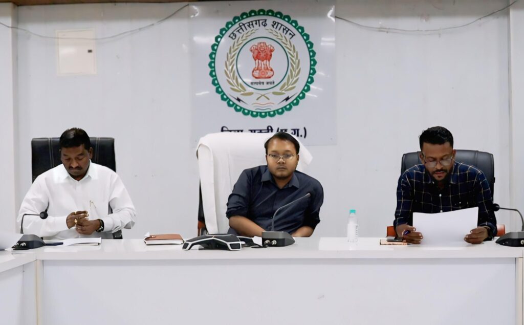 शक्ति कलेक्टर ने मतगणना अधिकारी- कर्मचारियों को दिए गर्मी से बचाव के टिप्स, शक्ति जिले में मतगणना को लेकर निरंतर चल रही तैयारी, भयंकर गर्मी में भी मतगणना अधिकारी कर्मचारी देंगे अपना योगदान, राजनीतिक दलों के प्रतिनिधि भी पहुंचे प्रशिक्षण कार्यक्रम में शक्ति कलेक्टर ने मतगणना अधिकारी- कर्मचारियों को दिए गर्मी से बचाव के टिप्स, शक्ति जिले में मतगणना को लेकर निरंतर चल रही तैयारी, भयंकर गर्मी में भी मतगणना अधिकारी कर्मचारी देंगे अपना योगदान, राजनीतिक दलों के प्रतिनिधि भी पहुंचे प्रशिक्षण कार्यक्रम में kshititech