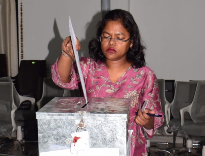 शक्ति जिले की पूर्व IAS कलेक्टर नूपुर राशि पन्ना एवं पूर्व IPS एसपी एम आर अहिरे ने कलेक्ट्रेट कार्यालय जेठा पहुंचकर किया सुविधा केंद्र में मतदान, शक्ति कलेक्टर टोपनो ने मतदान व्यवस्था का लिया जाएगा, मतदान समाप्ति से 48 घंटे पूर्व बंद रहेंगी शराब की दुकाने शक्ति जिले की पूर्व IAS कलेक्टर नूपुर राशि पन्ना एवं पूर्व IPS एसपी एम आर अहिरे ने कलेक्ट्रेट कार्यालय जेठा पहुंचकर किया सुविधा केंद्र में मतदान, शक्ति कलेक्टर टोपनो ने मतदान व्यवस्था का लिया जाएगा, मतदान समाप्ति से 48 घंटे पूर्व बंद रहेंगी शराब की दुकाने kshititech