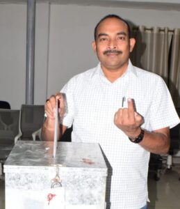 शक्ति जिले की पूर्व IAS कलेक्टर नूपुर राशि पन्ना एवं पूर्व IPS एसपी एम आर अहिरे ने कलेक्ट्रेट कार्यालय जेठा पहुंचकर किया सुविधा केंद्र में मतदान, शक्ति कलेक्टर टोपनो ने मतदान व्यवस्था का लिया जाएगा, मतदान समाप्ति से 48 घंटे पूर्व बंद रहेंगी शराब की दुकाने शक्ति जिले की पूर्व IAS कलेक्टर नूपुर राशि पन्ना एवं पूर्व IPS एसपी एम आर अहिरे ने कलेक्ट्रेट कार्यालय जेठा पहुंचकर किया सुविधा केंद्र में मतदान, शक्ति कलेक्टर टोपनो ने मतदान व्यवस्था का लिया जाएगा, मतदान समाप्ति से 48 घंटे पूर्व बंद रहेंगी शराब की दुकाने kshititech