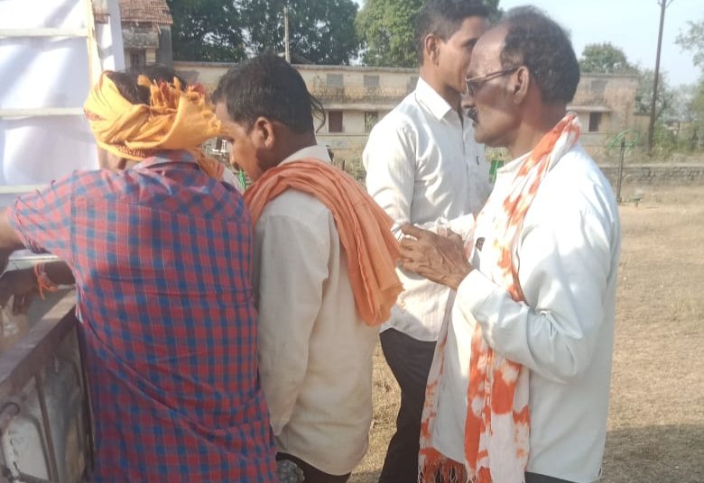 सारंगढ़ की श्री शांति सीता सेवा समिति का सेवा कार्य -निर्वाचन ड्यूटी में लगे कर्मचारियों को भीषण गर्मी में पिलाया ठंडा पानी एवं शरबत, समाजसेवी महेंद्र अग्रवाल के नेतृत्व में समिति कर रही बेहतर कार्य, महेंद्र ने कहा- जल की सेवा है सबसे बड़ा पुण्य का काम kshititech