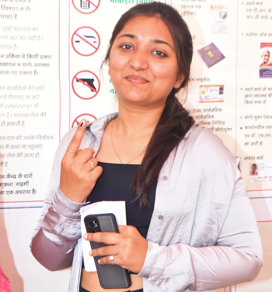 शक्ति जिले में मतदान को लेकर भारी उत्साह- हो रही बंपर वोटिंग, सुबह 7 बजे से ही लोग लगे कतारो में, कलेक्टर टोपनो के निर्देशन में चले स्वीप कार्यक्रम का मिल रहा प्रतिसाद, भाजपा प्रत्याशी कमलेश ने किया मसानिया में मतदान, लोगों ने सेल्फी जोन में फोटो खिंचवा कर दिया मतदान जागरूकता का संदेश, शक्ति जिले में पहुंच सकता है मतदान का प्रतिशत 75 शक्ति जिले में मतदान को लेकर भारी उत्साह- हो रही बंपर वोटिंग, सुबह 7 बजे से ही लोग लगे कतारो में, कलेक्टर टोपनो के निर्देशन में चले स्वीप कार्यक्रम का मिल रहा प्रतिसाद, भाजपा प्रत्याशी कमलेश ने किया मसानिया में मतदान, लोगों ने सेल्फी जोन में फोटो खिंचवा कर दिया मतदान जागरूकता का संदेश, शक्ति जिले में पहुंच सकता है मतदान का प्रतिशत 75 kshititech