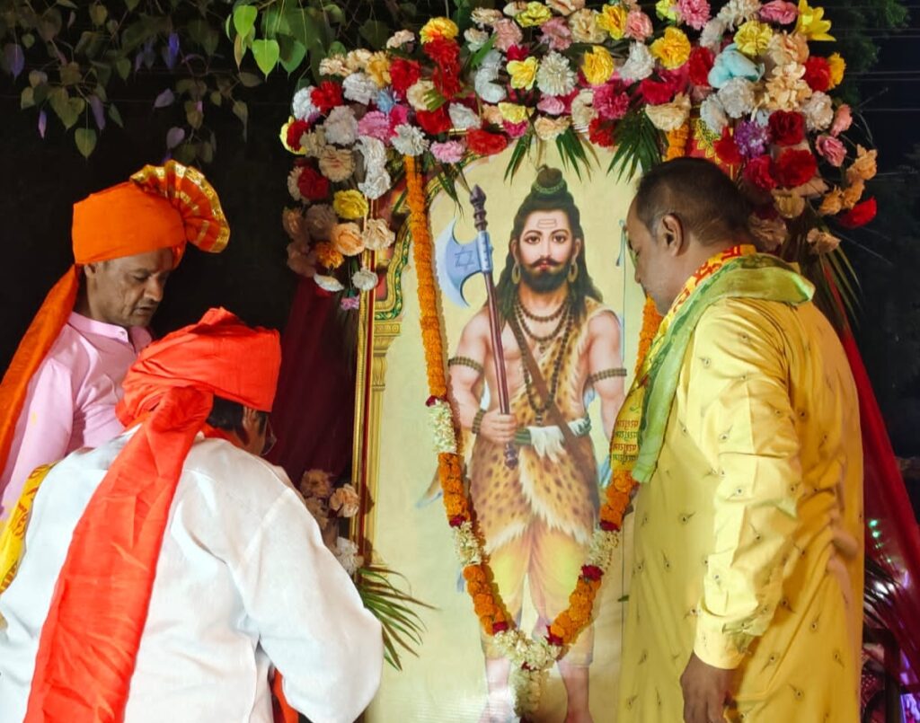 शक्ति जिले के सर्व ब्राह्मण समाज ने भगवान परशुराम जयंती का किया आयोजन,हटरी धर्मशाला के सभागार में अतिथियों की मौजूदगी में हुआ सम्मान समारोह तथा निकली भव्य शोभा यात्रा, शोभा यात्रा का शहर में हुआ जगह-जगह स्वागत, समाज बंधुओ ने जन्मोत्सव कार्यक्रम में दिया एकजूटता का परिचय शक्ति जिले के सर्व ब्राह्मण समाज ने भगवान परशुराम जयंती का किया आयोजन,हटरी धर्मशाला के सभागार में अतिथियों की मौजूदगी में हुआ सम्मान समारोह तथा निकली भव्य शोभा यात्रा, शोभा यात्रा का शहर में हुआ जगह-जगह स्वागत, समाज बंधुओ ने जन्मोत्सव कार्यक्रम में दिया एकजूटता का परिचय kshititech