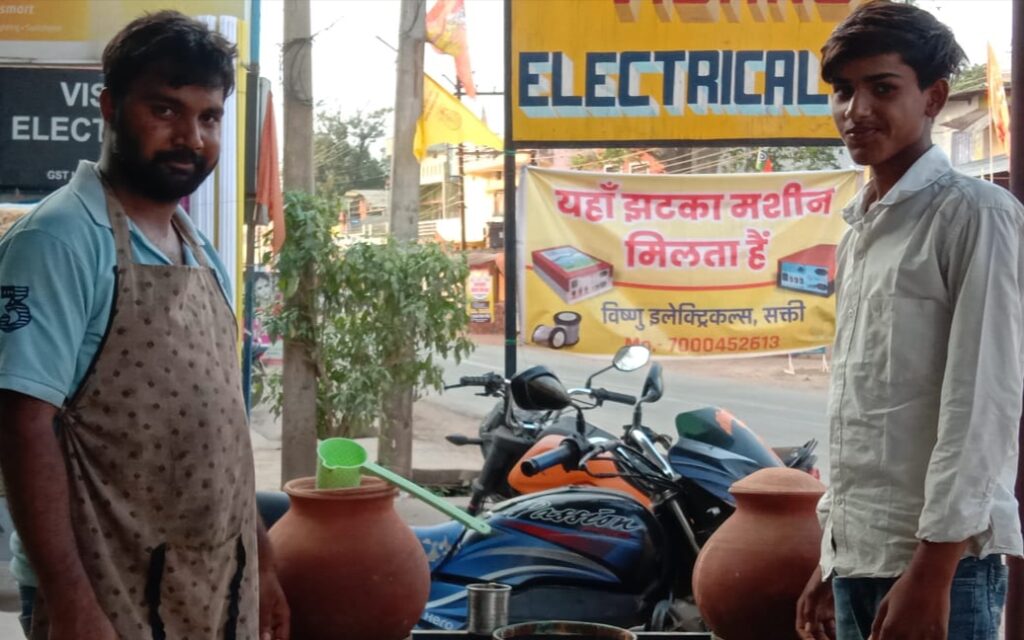जल सेवा का अनुकरणीय कार्य- शक्ति का समर्पण सुशीला सेवा संस्थान 3 वर्षों से गर्मी में दे रहा लोगों को जल की सेवा, रचनात्मक कार्यों में अग्रणी योगदान देता है समर्पण संस्थान जल सेवा का अनुकरणीय कार्य- शक्ति का समर्पण सुशीला सेवा संस्थान 3 वर्षों से गर्मी में दे रहा लोगों को जल की सेवा, रचनात्मक कार्यों में अग्रणी योगदान देता है समर्पण संस्थान kshititech