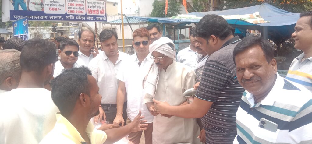 शक्ति की मारवाड़ी युवा मंच शाखा ने किया सेवा का कार्य- शहर के अग्रसेन चौक में 15 मई को 1000 राहगीरों को पिलाया आम का पानी एवं शरबत, शक्ति टीआई,पूर्व नगर पालिका अध्यक्ष द्वय एवम अग्रवाल सभा अध्यक्ष रहे मौजूद,TI शर्मा ने- कहा भीषण गर्मी में ठंडे पानी की सेवा है सबसे बड़ा पुण्य का कार्य शक्ति की मारवाड़ी युवा मंच शाखा ने किया सेवा का कार्य- शहर के अग्रसेन चौक में 15 मई को 1000 राहगीरों को पिलाया आम का पानी एवं शरबत, शक्ति टीआई,पूर्व नगर पालिका अध्यक्ष द्वय एवम अग्रवाल सभा अध्यक्ष रहे मौजूद,TI शर्मा ने- कहा भीषण गर्मी में ठंडे पानी की सेवा है सबसे बड़ा पुण्य का कार्य kshititech