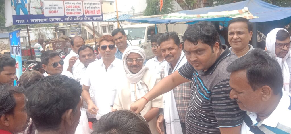 शक्ति की मारवाड़ी युवा मंच शाखा ने किया सेवा का कार्य- शहर के अग्रसेन चौक में 15 मई को 1000 राहगीरों को पिलाया आम का पानी एवं शरबत, शक्ति टीआई,पूर्व नगर पालिका अध्यक्ष द्वय एवम अग्रवाल सभा अध्यक्ष रहे मौजूद,TI शर्मा ने- कहा भीषण गर्मी में ठंडे पानी की सेवा है सबसे बड़ा पुण्य का कार्य शक्ति की मारवाड़ी युवा मंच शाखा ने किया सेवा का कार्य- शहर के अग्रसेन चौक में 15 मई को 1000 राहगीरों को पिलाया आम का पानी एवं शरबत, शक्ति टीआई,पूर्व नगर पालिका अध्यक्ष द्वय एवम अग्रवाल सभा अध्यक्ष रहे मौजूद,TI शर्मा ने- कहा भीषण गर्मी में ठंडे पानी की सेवा है सबसे बड़ा पुण्य का कार्य kshititech