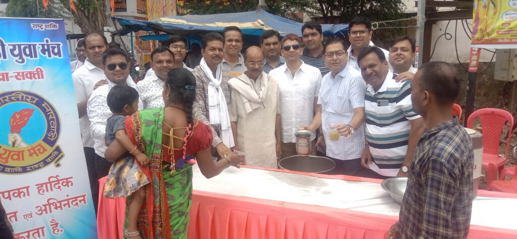 शक्ति की मारवाड़ी युवा मंच शाखा ने किया सेवा का कार्य- शहर के अग्रसेन चौक में 15 मई को 1000 राहगीरों को पिलाया आम का पानी एवं शरबत, शक्ति टीआई,पूर्व नगर पालिका अध्यक्ष द्वय एवम अग्रवाल सभा अध्यक्ष रहे मौजूद,TI शर्मा ने- कहा भीषण गर्मी में ठंडे पानी की सेवा है सबसे बड़ा पुण्य का कार्य शक्ति की मारवाड़ी युवा मंच शाखा ने किया सेवा का कार्य- शहर के अग्रसेन चौक में 15 मई को 1000 राहगीरों को पिलाया आम का पानी एवं शरबत, शक्ति टीआई,पूर्व नगर पालिका अध्यक्ष द्वय एवम अग्रवाल सभा अध्यक्ष रहे मौजूद,TI शर्मा ने- कहा भीषण गर्मी में ठंडे पानी की सेवा है सबसे बड़ा पुण्य का कार्य kshititech