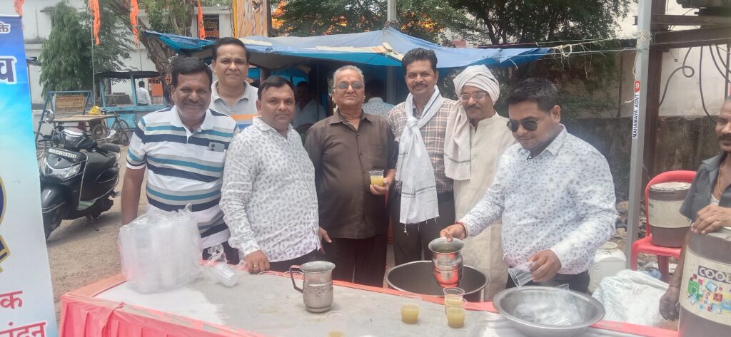 शक्ति की मारवाड़ी युवा मंच शाखा ने किया सेवा का कार्य- शहर के अग्रसेन चौक में 15 मई को 1000 राहगीरों को पिलाया आम का पानी एवं शरबत, शक्ति टीआई,पूर्व नगर पालिका अध्यक्ष द्वय एवम अग्रवाल सभा अध्यक्ष रहे मौजूद,TI शर्मा ने- कहा भीषण गर्मी में ठंडे पानी की सेवा है सबसे बड़ा पुण्य का कार्य शक्ति की मारवाड़ी युवा मंच शाखा ने किया सेवा का कार्य- शहर के अग्रसेन चौक में 15 मई को 1000 राहगीरों को पिलाया आम का पानी एवं शरबत, शक्ति टीआई,पूर्व नगर पालिका अध्यक्ष द्वय एवम अग्रवाल सभा अध्यक्ष रहे मौजूद,TI शर्मा ने- कहा भीषण गर्मी में ठंडे पानी की सेवा है सबसे बड़ा पुण्य का कार्य kshititech