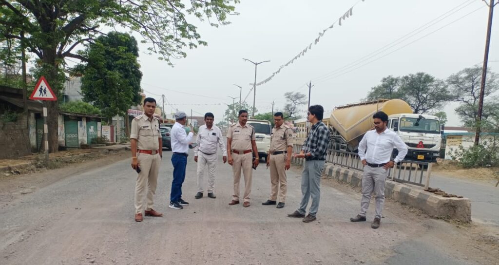 जिले की अंतिम छोर में भी बेहतर यातायात की चिंता-जिला पुलिस अधीक्षक के निर्देशन में यातायात प्रभारी महतो ने भेडिकोना पूल का किया निरीक्षण, विभिन्न विभागों के अधिकारियों के साथ पहुंच वहां हो रही दुर्घटनाओं पर अंकुश लगाने की जाएगी पहल जिले की अंतिम छोर में भी बेहतर यातायात की चिंता-जिला पुलिस अधीक्षक के निर्देशन में यातायात प्रभारी महतो ने भेडिकोना पूल का किया निरीक्षण, विभिन्न विभागों के अधिकारियों के साथ पहुंच वहां हो रही दुर्घटनाओं पर अंकुश लगाने की जाएगी पहल kshititech