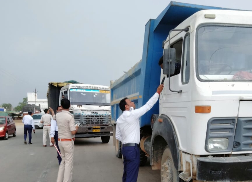 नशे के खिलाफ शक्ति ट्रैफिक पुलिस का बड़ा एक्शन- शराब पीकर चला रहा था हाईवा, जिला यातायात विभाग ने किया 10000 /-रुपये का जुर्माना, ट्रैफिक इंचार्ज महतो ने कहा- नहीं बक्शे जायेंगे शराब पीकर वाहन चलाने वाले चालक,शक्ति एसपी अंकिता के निर्देशन में जिला यातायात विभाग सक्रिय, दुर्घटनाओं को लेकर जगह-जगह ट्रैफिक पुलिस चला रही जागरूकता अभियान, ग्रामीणों की रकम को तीन गुना कर ठगी करने वाला चढ़ा पुलिस के हत्थे नशे के खिलाफ शक्ति ट्रैफिक पुलिस का बड़ा एक्शन- शराब पीकर चला रहा था हाईवा, जिला यातायात विभाग ने किया 10000 /-रुपये का जुर्माना, ट्रैफिक इंचार्ज महतो ने कहा- नहीं बक्शे जायेंगे शराब पीकर वाहन चलाने वाले चालक,शक्ति एसपी अंकिता के निर्देशन में जिला यातायात विभाग सक्रिय, दुर्घटनाओं को लेकर जगह-जगह ट्रैफिक पुलिस चला रही जागरूकता अभियान, ग्रामीणों की रकम को तीन गुना कर ठगी करने वाला चढ़ा पुलिस के हत्थे kshititech