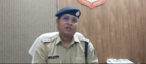 5 लाख की करी ठगी, 50 लोगों से कर चुका था ठगी, शक्ति पुलिस की सक्रियता से शातिर ठग चढ़ा पुलिस के हत्थे,शहर में आफिस खोलकर लोगों को शेयर मार्केट एवं अन्य लालच देकर लगा रहा था चुना, SP अंकिता के निर्देशन में एसडीओ पुलिस मनीष कुंवर एवं शक्ति थाना टीआई विवेक शर्मा की सजगता, अवैध शराब के आरोपी हुए गिरफ्तार 5 लाख की करी ठगी, 50 लोगों से कर चुका था ठगी, शक्ति पुलिस की सक्रियता से शातिर ठग चढ़ा पुलिस के हत्थे,शहर में आफिस खोलकर लोगों को शेयर मार्केट एवं अन्य लालच देकर लगा रहा था चुना, SP अंकिता के निर्देशन में एसडीओ पुलिस मनीष कुंवर एवं शक्ति थाना टीआई विवेक शर्मा की सजगता, अवैध शराब के आरोपी हुए गिरफ्तार kshititech