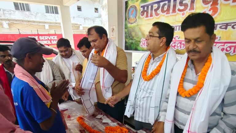 मजदूर दिवस के मौके पर शक्ति की मारवाड़ी युवा मंच शाखा ने नगर पालिका की स्वच्छता दीदियों एवं स्वच्छता मित्रों का किया सम्मान, गमछा पहनाकर कराया जलपान, एवं 7 मई को वोट डालने की दिलाई शपथ, श्रमिकों ने कहा- हम सभी पहले करेंगे मतदान, सीएमओ के आग्रह पर मंच की शाखा द्वारा मतदान दिवस कॉलेज के मतदान केंद्र में मतदाताओं को देंगी शरबत की सेवा मजदूर दिवस के मौके पर शक्ति की मारवाड़ी युवा मंच शाखा ने नगर पालिका की स्वच्छता दीदियों एवं स्वच्छता मित्रों का किया सम्मान, गमछा पहनाकर कराया जलपान, एवं 7 मई को वोट डालने की दिलाई शपथ, श्रमिकों ने कहा- हम सभी पहले करेंगे मतदान, सीएमओ के आग्रह पर मंच की शाखा द्वारा मतदान दिवस कॉलेज के मतदान केंद्र में मतदाताओं को देंगी शरबत की सेवा kshititech