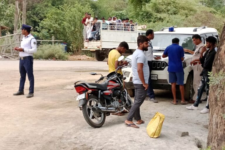 नशे के खिलाफ शक्ति ट्रैफिक पुलिस का बड़ा एक्शन- शराब पीकर चला रहा था हाईवा, जिला यातायात विभाग ने किया 10000 /-रुपये का जुर्माना, ट्रैफिक इंचार्ज महतो ने कहा- नहीं बक्शे जायेंगे शराब पीकर वाहन चलाने वाले चालक,शक्ति एसपी अंकिता के निर्देशन में जिला यातायात विभाग सक्रिय, दुर्घटनाओं को लेकर जगह-जगह ट्रैफिक पुलिस चला रही जागरूकता अभियान, ग्रामीणों की रकम को तीन गुना कर ठगी करने वाला चढ़ा पुलिस के हत्थे नशे के खिलाफ शक्ति ट्रैफिक पुलिस का बड़ा एक्शन- शराब पीकर चला रहा था हाईवा, जिला यातायात विभाग ने किया 10000 /-रुपये का जुर्माना, ट्रैफिक इंचार्ज महतो ने कहा- नहीं बक्शे जायेंगे शराब पीकर वाहन चलाने वाले चालक,शक्ति एसपी अंकिता के निर्देशन में जिला यातायात विभाग सक्रिय, दुर्घटनाओं को लेकर जगह-जगह ट्रैफिक पुलिस चला रही जागरूकता अभियान, ग्रामीणों की रकम को तीन गुना कर ठगी करने वाला चढ़ा पुलिस के हत्थे kshititech