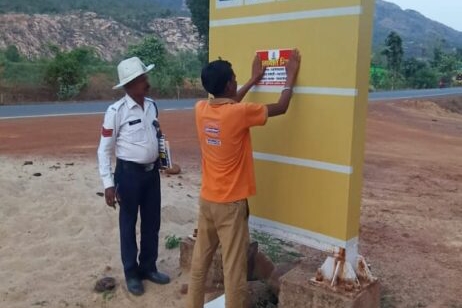 नशे के खिलाफ शक्ति ट्रैफिक पुलिस का बड़ा एक्शन- शराब पीकर चला रहा था हाईवा, जिला यातायात विभाग ने किया 10000 /-रुपये का जुर्माना, ट्रैफिक इंचार्ज महतो ने कहा- नहीं बक्शे जायेंगे शराब पीकर वाहन चलाने वाले चालक,शक्ति एसपी अंकिता के निर्देशन में जिला यातायात विभाग सक्रिय, दुर्घटनाओं को लेकर जगह-जगह ट्रैफिक पुलिस चला रही जागरूकता अभियान, ग्रामीणों की रकम को तीन गुना कर ठगी करने वाला चढ़ा पुलिस के हत्थे नशे के खिलाफ शक्ति ट्रैफिक पुलिस का बड़ा एक्शन- शराब पीकर चला रहा था हाईवा, जिला यातायात विभाग ने किया 10000 /-रुपये का जुर्माना, ट्रैफिक इंचार्ज महतो ने कहा- नहीं बक्शे जायेंगे शराब पीकर वाहन चलाने वाले चालक,शक्ति एसपी अंकिता के निर्देशन में जिला यातायात विभाग सक्रिय, दुर्घटनाओं को लेकर जगह-जगह ट्रैफिक पुलिस चला रही जागरूकता अभियान, ग्रामीणों की रकम को तीन गुना कर ठगी करने वाला चढ़ा पुलिस के हत्थे kshititech