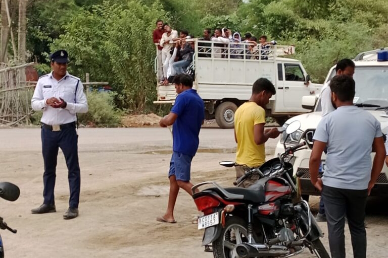 नशे के खिलाफ शक्ति ट्रैफिक पुलिस का बड़ा एक्शन- शराब पीकर चला रहा था हाईवा, जिला यातायात विभाग ने किया 10000 /-रुपये का जुर्माना, ट्रैफिक इंचार्ज महतो ने कहा- नहीं बक्शे जायेंगे शराब पीकर वाहन चलाने वाले चालक,शक्ति एसपी अंकिता के निर्देशन में जिला यातायात विभाग सक्रिय, दुर्घटनाओं को लेकर जगह-जगह ट्रैफिक पुलिस चला रही जागरूकता अभियान, ग्रामीणों की रकम को तीन गुना कर ठगी करने वाला चढ़ा पुलिस के हत्थे नशे के खिलाफ शक्ति ट्रैफिक पुलिस का बड़ा एक्शन- शराब पीकर चला रहा था हाईवा, जिला यातायात विभाग ने किया 10000 /-रुपये का जुर्माना, ट्रैफिक इंचार्ज महतो ने कहा- नहीं बक्शे जायेंगे शराब पीकर वाहन चलाने वाले चालक,शक्ति एसपी अंकिता के निर्देशन में जिला यातायात विभाग सक्रिय, दुर्घटनाओं को लेकर जगह-जगह ट्रैफिक पुलिस चला रही जागरूकता अभियान, ग्रामीणों की रकम को तीन गुना कर ठगी करने वाला चढ़ा पुलिस के हत्थे kshititech