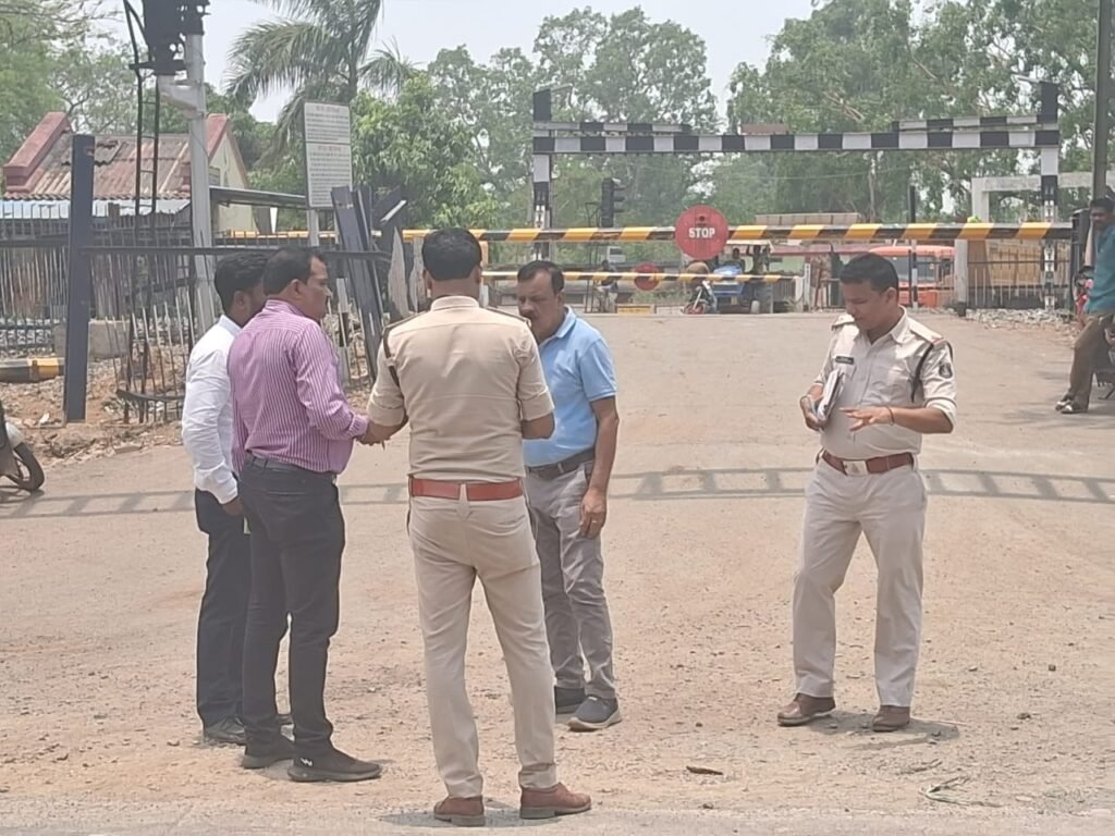 नजर हटी- दुर्घटना घटी, शक्ति पुलिस आपकी नजर ही हटने नहीं देगी- शक्ति जिले में पुलिस के प्रयासों से आगामी दिनों में सड़क दुर्घटनाओं में दिखेगी कमी- प्रमुख मार्गो में दुर्घटना जनित क्षेत्र का निरीक्षण कारगर उपाय करने में जुटी ट्रैफिक पुलिस,NH के अधिकारियों के साथ पुलिस एवं ट्रैफिक पुलिस का सघन अभियान, जिले के सभी थाना प्रभारी भी अपनी टीम के साथ कर रहे सहयोग, ट्रैफिक इंचार्ज महतो ने कहा-NH बाईपास एवं चौक- चौराहों को पहले किया जाएगा सुरक्षा की दृष्टि से दुरुस्त नजर हटी- दुर्घटना घटी, शक्ति पुलिस आपकी नजर ही हटने नहीं देगी- शक्ति जिले में पुलिस के प्रयासों से आगामी दिनों में सड़क दुर्घटनाओं में दिखेगी कमी- प्रमुख मार्गो में दुर्घटना जनित क्षेत्र का निरीक्षण कारगर उपाय करने में जुटी ट्रैफिक पुलिस,NH के अधिकारियों के साथ पुलिस एवं ट्रैफिक पुलिस का सघन अभियान, जिले के सभी थाना प्रभारी भी अपनी टीम के साथ कर रहे सहयोग, ट्रैफिक इंचार्ज महतो ने कहा-NH बाईपास एवं चौक- चौराहों को पहले किया जाएगा सुरक्षा की दृष्टि से दुरुस्त kshititech
