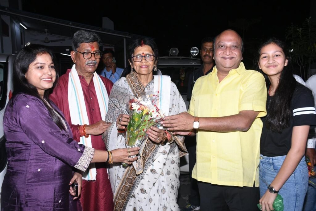 सांसद चुनाव में ऐतिहासिक जीत दर्ज करने के बाद महंत दंपति को बधाई देने कोरबा पहुंची शक्ति की गेवाडीन दंपति, नरेश- रीना ने कहा- हम सबके लिए आपकी जीत है गौरवशाली, महंत दंपति ने भी आत्मीयता के साथ गेवाडीन दंपति का किया आभार व्यक्त kshititech