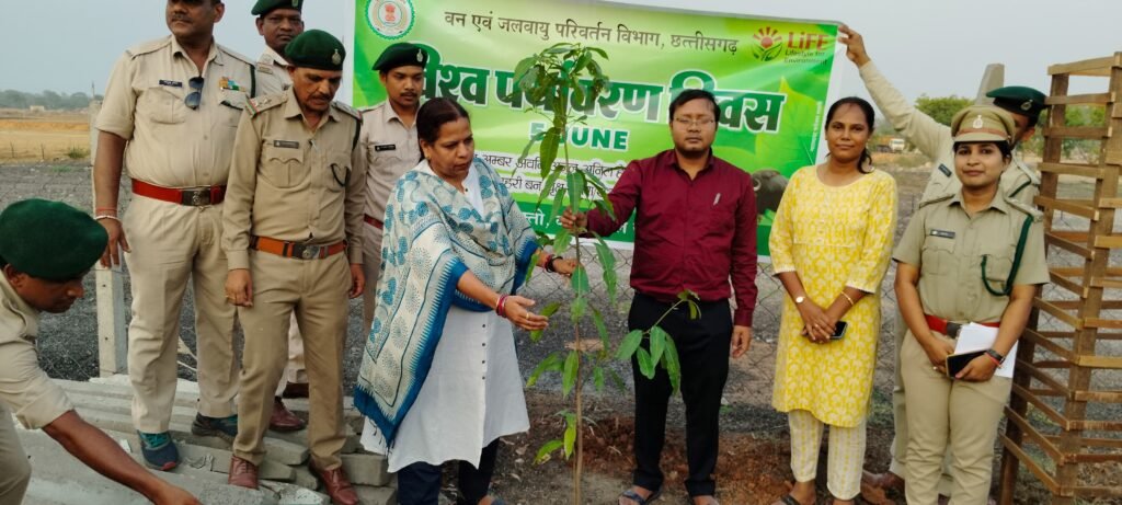 शक्ति जिले की खबरें फटाफट एक साथ- शक्ति कलेक्टर एवं वन विभाग के अधिकारियों ने विश्व पर्यावरण दिवस पर लगाए पौधे,कलेक्टर टोपनो ने कहा- पर्यावरण को सुरक्षित रखना हम सब की जिम्मेदारी,कुपोषित बच्चों के लिए हुई प्रशिक्षण कार्यशाला का आयोजन, राजस्व विभाग के राजस्व निरीक्षक को किया गया निलंबित kshititech