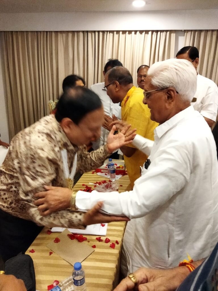 अग्रवाल समाज का ऐतिहासिक एवं अद्वितीय आयोजन-अंतर्राष्ट्रीय अग्रवाल सम्मेलन के नए सत्र के लिए अध्यक्ष चुने गए राजकुमार मित्तल,08 एवं 09 जून को कोलकाता में संपन्न हुआ अंतरराष्ट्रीय अग्रवाल सम्मेलन का अग्र अलंकरण समारोह,राष्ट्रीय कार्यकारिणी,सामान्य सभा की बैठक, विदेश से भी अग्रवाल बंधुओ ने करी सहभागिता kshititech