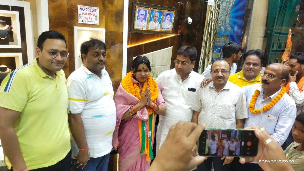 शक्ति की जनता का धन्यवाद- शक्ति जिले में भाजपा सांसद की निकली आभार रैली, शहर में निकली रैली का जगह-जगह विभिन्न संगठनों ने किया स्वागत,जिला सराफा एसोसिएशन शक्ति ने नवनिर्वाचित सांसद को दी बधाई, सर्राफा एसोसिएशन के अध्यक्ष के निवास पर आयोजित था स्वागत कार्यक्रम शक्ति की जनता का धन्यवाद- शक्ति जिले में भाजपा सांसद की निकली आभार रैली, शहर में निकली रैली का जगह-जगह विभिन्न संगठनों ने किया स्वागत,जिला सराफा एसोसिएशन शक्ति ने नवनिर्वाचित सांसद को दी बधाई, सर्राफा एसोसिएशन के अध्यक्ष के निवास पर आयोजित था स्वागत कार्यक्रम kshititech