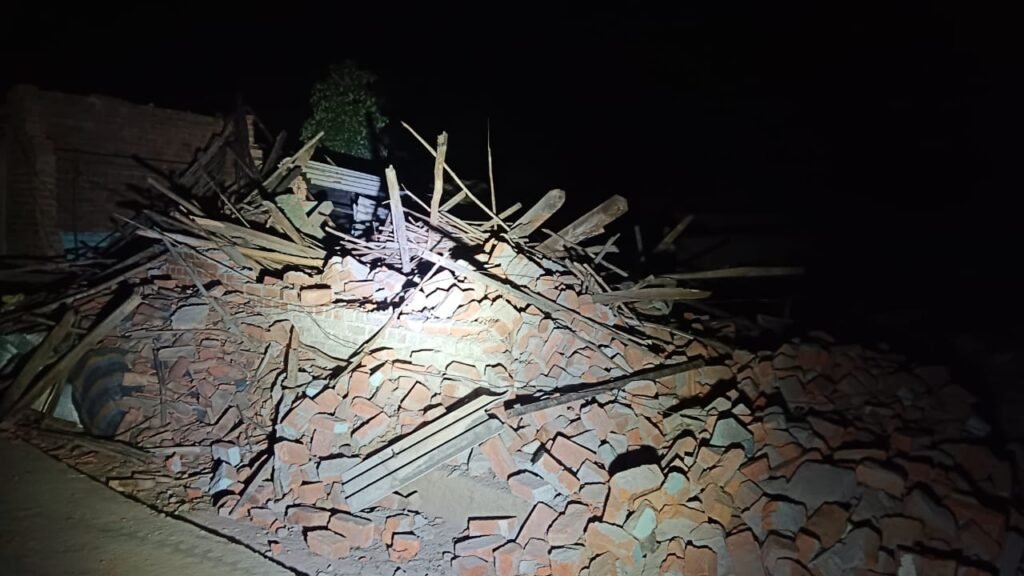 शक्ति विकासखंड के ग्राम-कर्रापाली के जगेश्वर सिंह का मकान तोड़े जाने पर परिवार हुआ बेघर,गांव के समाज बंधुओ ने कहा 18 जून को करेंगे कलेक्ट्रेट कार्यालय का घेराव kshititech