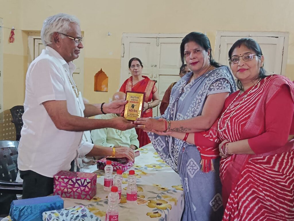 रचनात्मक कार्य- अंबिकापुर में पितृ दिवस पर अग्रवाल संगठन की महिला इकाई ने हरी भजनाश्रम में किया कार्यक्रम का आयोजन, महिला इकाई की अध्यक्ष श्रीमती मंजू सुभाष गोयल के नेतृत्व में हुआ कार्यक्रम, कविता पाठ के साथ ही स्वल्पाहार का भी हुआ आयोजन रचनात्मक कार्य- अंबिकापुर में पितृ दिवस पर अग्रवाल संगठन की महिला इकाई ने हरी भजनाश्रम में किया कार्यक्रम का आयोजन, महिला इकाई की अध्यक्ष श्रीमती मंजू सुभाष गोयल के नेतृत्व में हुआ कार्यक्रम, कविता पाठ के साथ ही स्वल्पाहार का भी हुआ आयोजन kshititech