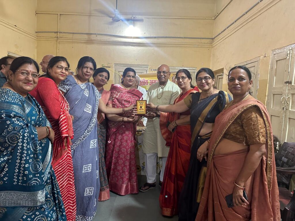 रचनात्मक कार्य- अंबिकापुर में पितृ दिवस पर अग्रवाल संगठन की महिला इकाई ने हरी भजनाश्रम में किया कार्यक्रम का आयोजन, महिला इकाई की अध्यक्ष श्रीमती मंजू सुभाष गोयल के नेतृत्व में हुआ कार्यक्रम, कविता पाठ के साथ ही स्वल्पाहार का भी हुआ आयोजन रचनात्मक कार्य- अंबिकापुर में पितृ दिवस पर अग्रवाल संगठन की महिला इकाई ने हरी भजनाश्रम में किया कार्यक्रम का आयोजन, महिला इकाई की अध्यक्ष श्रीमती मंजू सुभाष गोयल के नेतृत्व में हुआ कार्यक्रम, कविता पाठ के साथ ही स्वल्पाहार का भी हुआ आयोजन kshititech