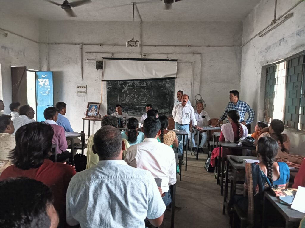 प्राइमरी स्कूल के शिक्षकों का प्रशिक्षण- शक्ति के विकासखंड शिक्षा अधिकारी के पी राठौर एवं डाइट जांजगीर से आए प्रभारी ने किया एफ एल एन प्रशिक्षण का निरीक्षण, शक्ति BEO राठौर ने कहा- प्रशिक्षण से प्राप्त जानकारी को अपने विद्यालयों में अक्षरसः बच्चों में गणित एवं शिक्षा की दक्षता लाने पर दे ध्यान प्राइमरी स्कूल के शिक्षकों का प्रशिक्षण- शक्ति के विकासखंड शिक्षा अधिकारी के पी राठौर एवं डाइट जांजगीर से आए प्रभारी ने किया एफ एल एन प्रशिक्षण का निरीक्षण, शक्ति BEO राठौर ने कहा- प्रशिक्षण से प्राप्त जानकारी को अपने विद्यालयों में अक्षरसः बच्चों में गणित एवं शिक्षा की दक्षता लाने पर दे ध्यान kshititech