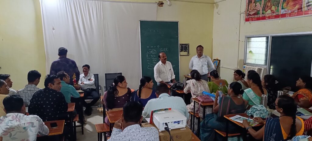 प्राइमरी स्कूल के शिक्षकों का प्रशिक्षण- शक्ति के विकासखंड शिक्षा अधिकारी के पी राठौर एवं डाइट जांजगीर से आए प्रभारी ने किया एफ एल एन प्रशिक्षण का निरीक्षण, शक्ति BEO राठौर ने कहा- प्रशिक्षण से प्राप्त जानकारी को अपने विद्यालयों में अक्षरसः बच्चों में गणित एवं शिक्षा की दक्षता लाने पर दे ध्यान प्राइमरी स्कूल के शिक्षकों का प्रशिक्षण- शक्ति के विकासखंड शिक्षा अधिकारी के पी राठौर एवं डाइट जांजगीर से आए प्रभारी ने किया एफ एल एन प्रशिक्षण का निरीक्षण, शक्ति BEO राठौर ने कहा- प्रशिक्षण से प्राप्त जानकारी को अपने विद्यालयों में अक्षरसः बच्चों में गणित एवं शिक्षा की दक्षता लाने पर दे ध्यान kshititech