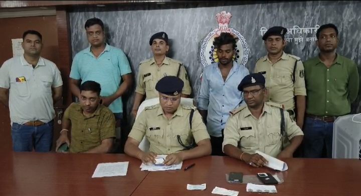 शक्ति पुलिस की बड़ी सफलता- शहर में अनेको स्थान पर अनवरत हुई चोरी के आरोपी हुए गिरफ्तार, एसडीओ पुलिस कुंवर ने देर शाम करी पत्रकार वार्ता, नागरिकों ने ली राहत की सांस,ट्रैफिक पुलिस ने शराब पीकर वाहन चलाने वाले चालक पर किया 10000 का जुर्माना, पुलिस की सफलता पर नागरिकों ने किया आभार व्यक्त शक्ति पुलिस की बड़ी सफलता- शहर में अनेको स्थान पर अनवरत हुई चोरी के आरोपी हुए गिरफ्तार, एसडीओ पुलिस कुंवर ने देर शाम करी पत्रकार वार्ता, नागरिकों ने ली राहत की सांस,ट्रैफिक पुलिस ने शराब पीकर वाहन चलाने वाले चालक पर किया 10000 का जुर्माना, पुलिस की सफलता पर नागरिकों ने किया आभार व्यक्त kshititech